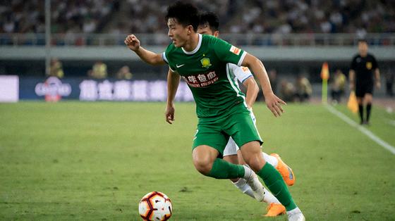 足球比赛现场球员在草坪上争抢球权