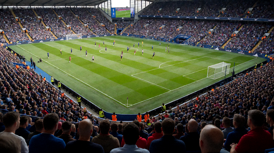 大型足球赛事现场观众席与球场全景灯光画面